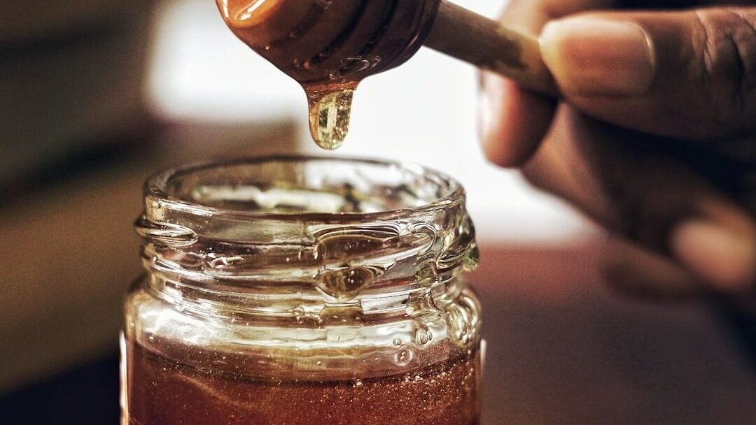 Honiglöffel mit Honig